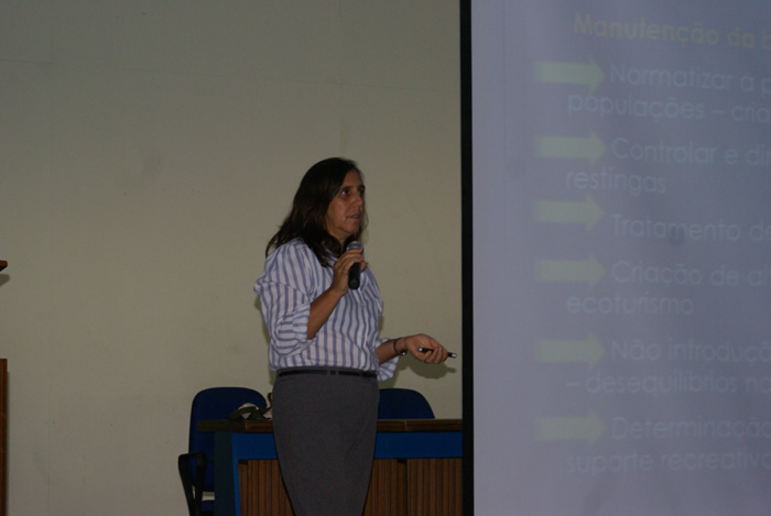 A professora Cristina Crispim da UFPB proferindo a palestra Impactos Ambientais e Uso Sustentavel dos Ecossistemas Costeiros.